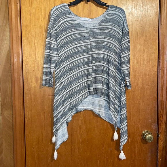 •POTTER'S POT•BLACK & WHITE STRIPED ASYMMETRICAL TASSEL HEM TOP SIZE SMALL - Picture 2 of 6
